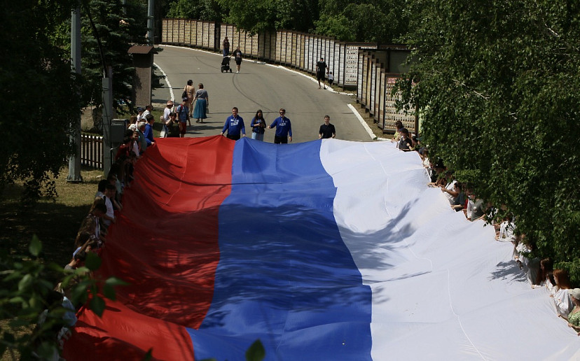 В Саратове ко Дню России развернули 100-метровый флаг  